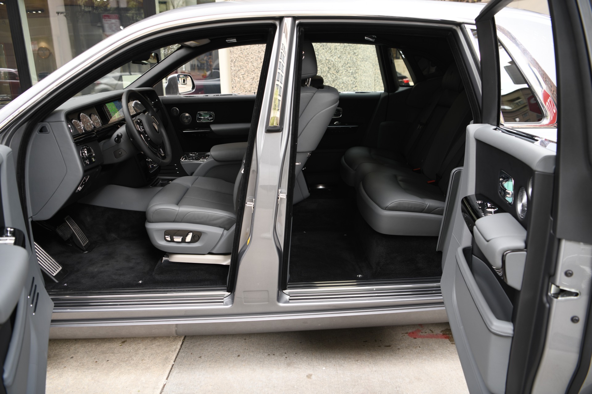 Cars: Best back seats - Rolls-Royce Phantom (1) - CNNMoney.com