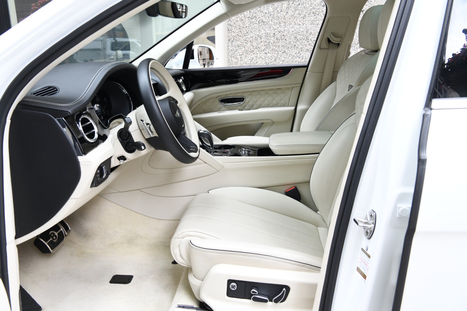 2022 Bentley Bentayga V8 photo 9