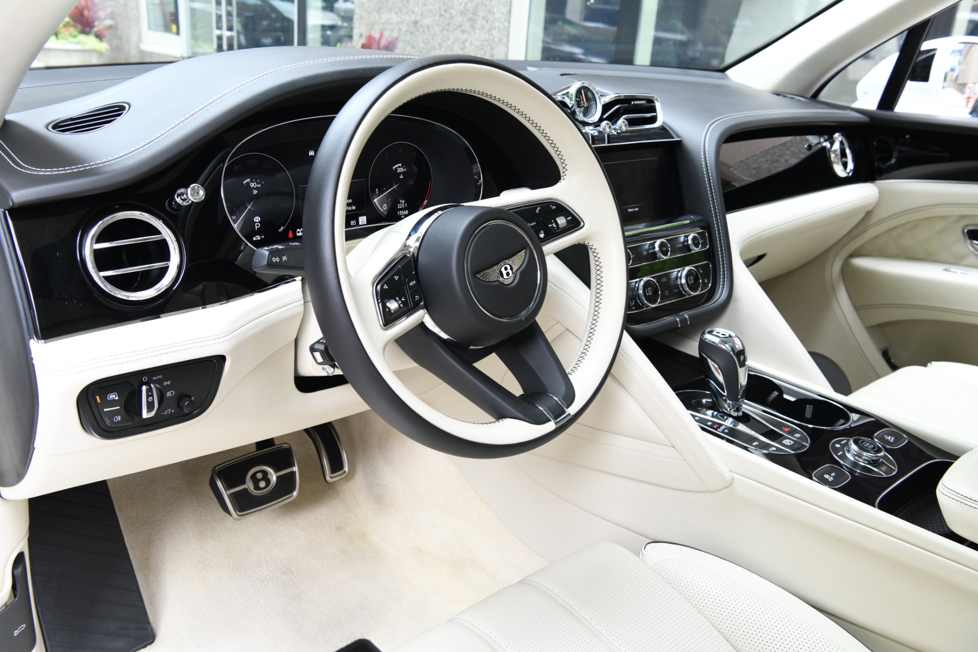 2022 Bentley Bentayga V8 photo 13