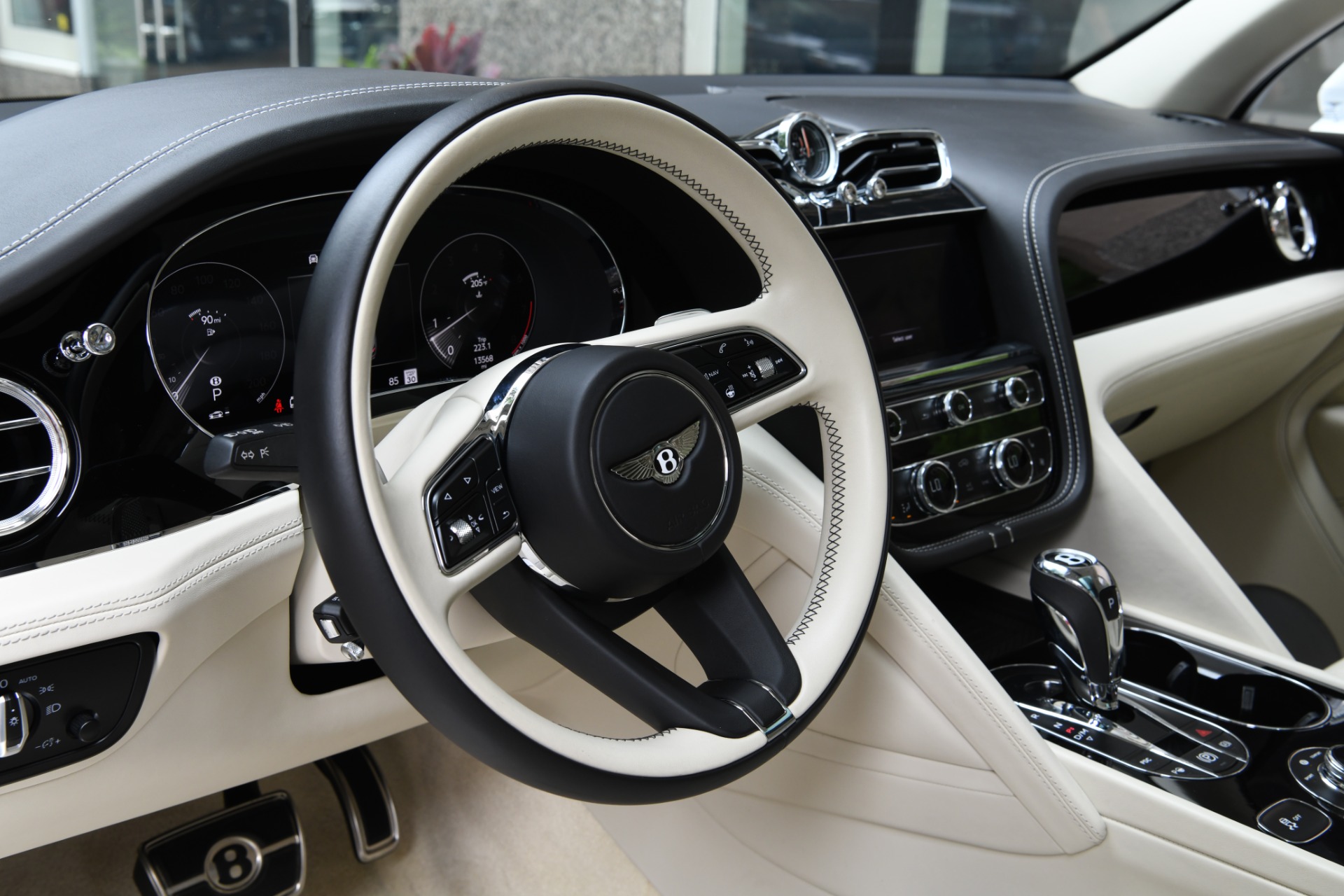 2022 Bentley Bentayga V8 photo 14