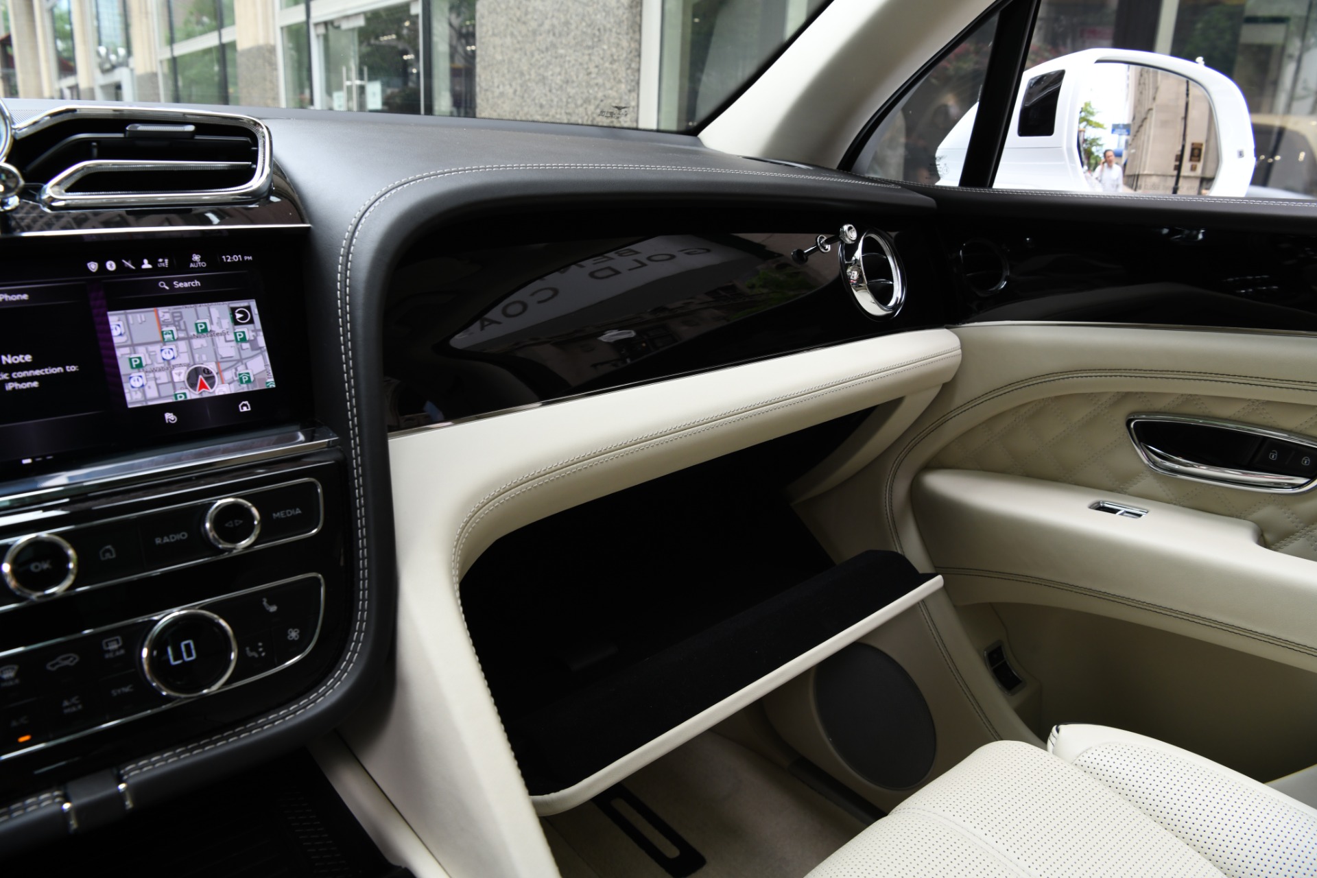 2022 Bentley Bentayga V8 photo 18