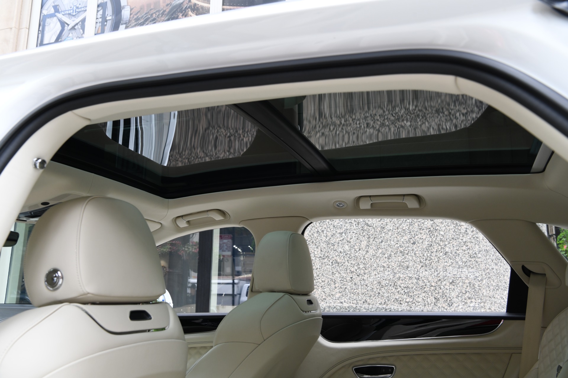 2022 Bentley Bentayga V8 photo 19