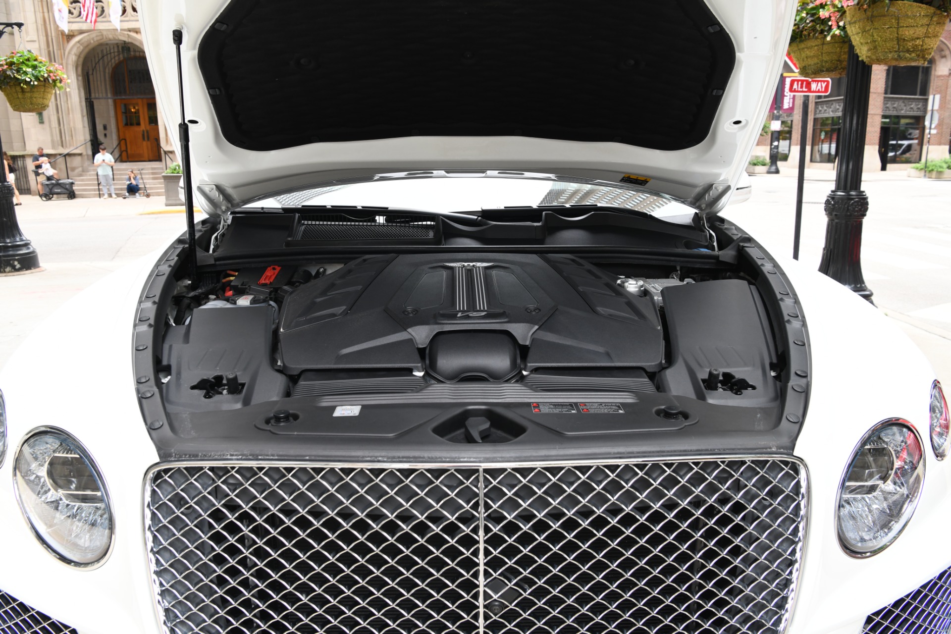 2022 Bentley Bentayga V8 photo 25