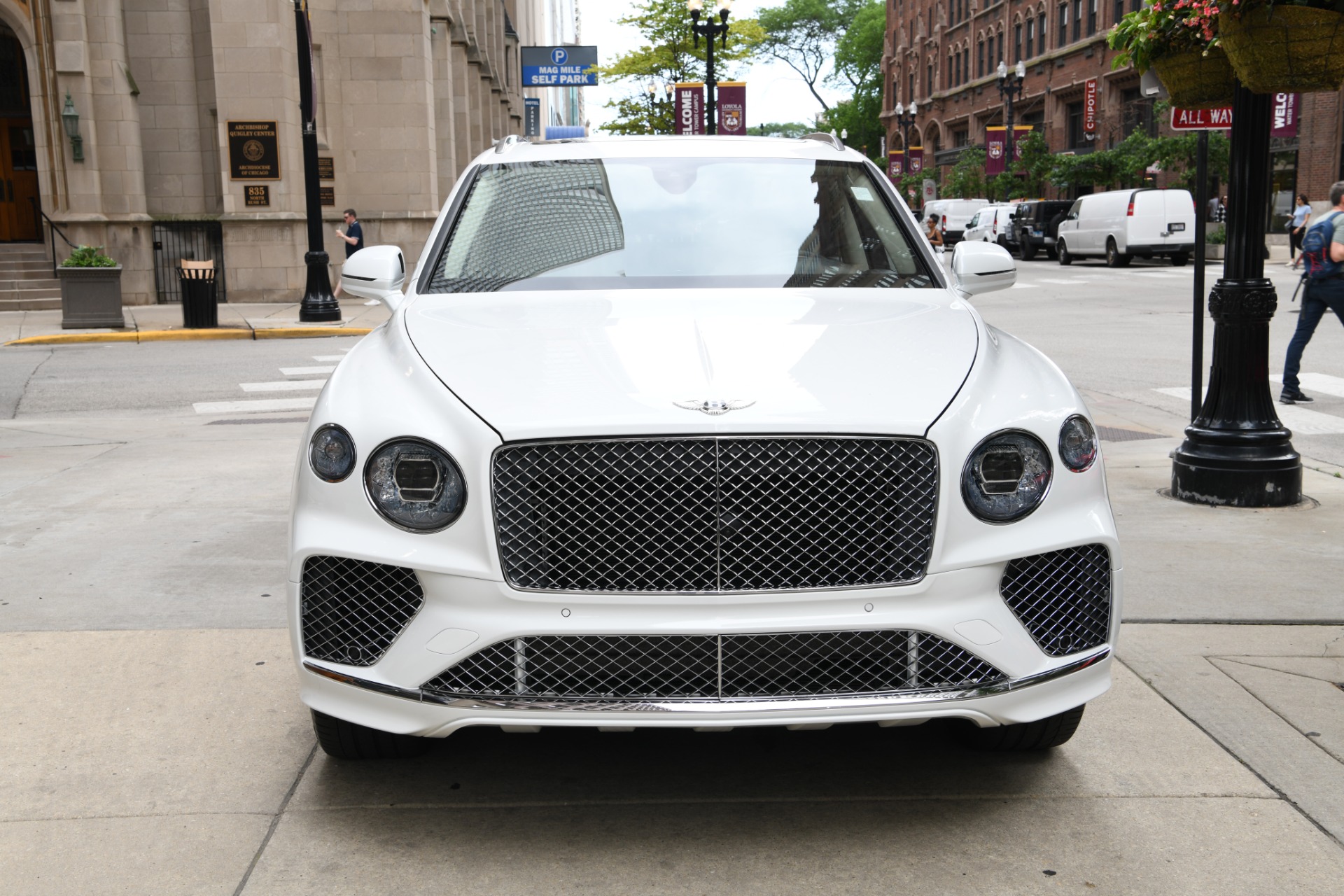 2022 Bentley Bentayga V8 photo 2
