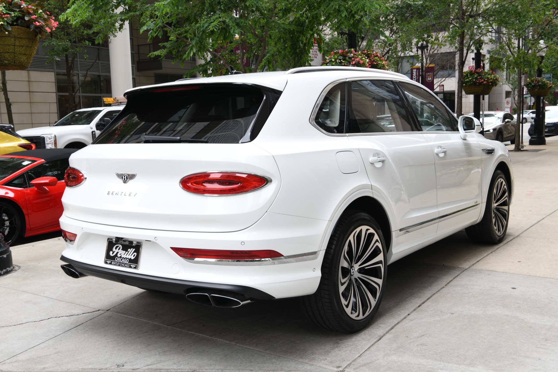 2022 Bentley Bentayga V8 photo 4